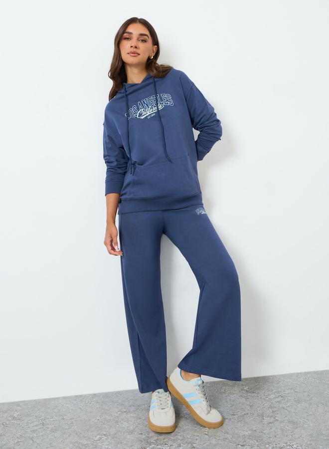 ستايلي طقم منسق من بنطال بأرجل واسعة وهودي بطبعة كتابة - Image 1